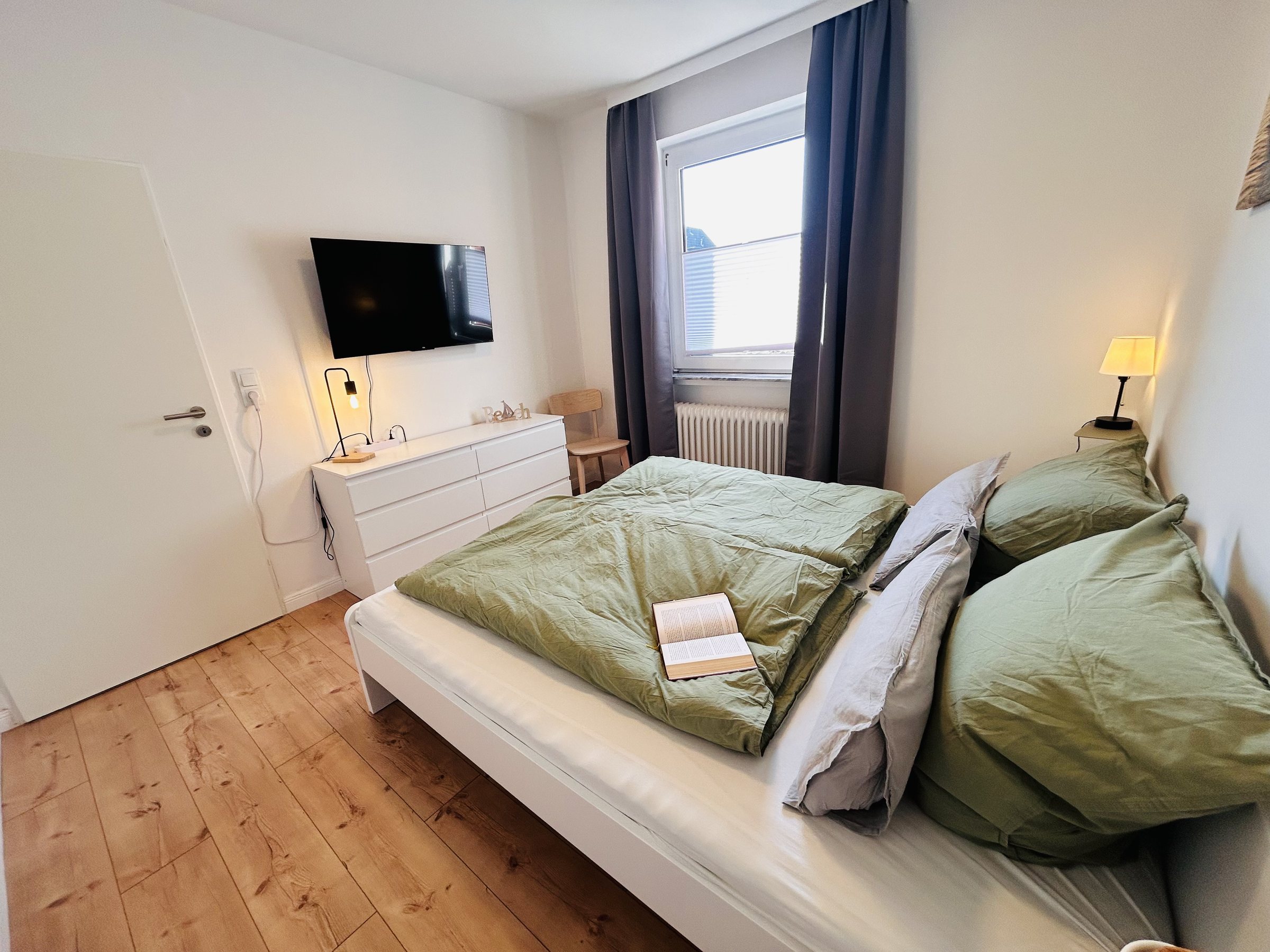 Schlafzimmer mit 180-cm-Doppelbett