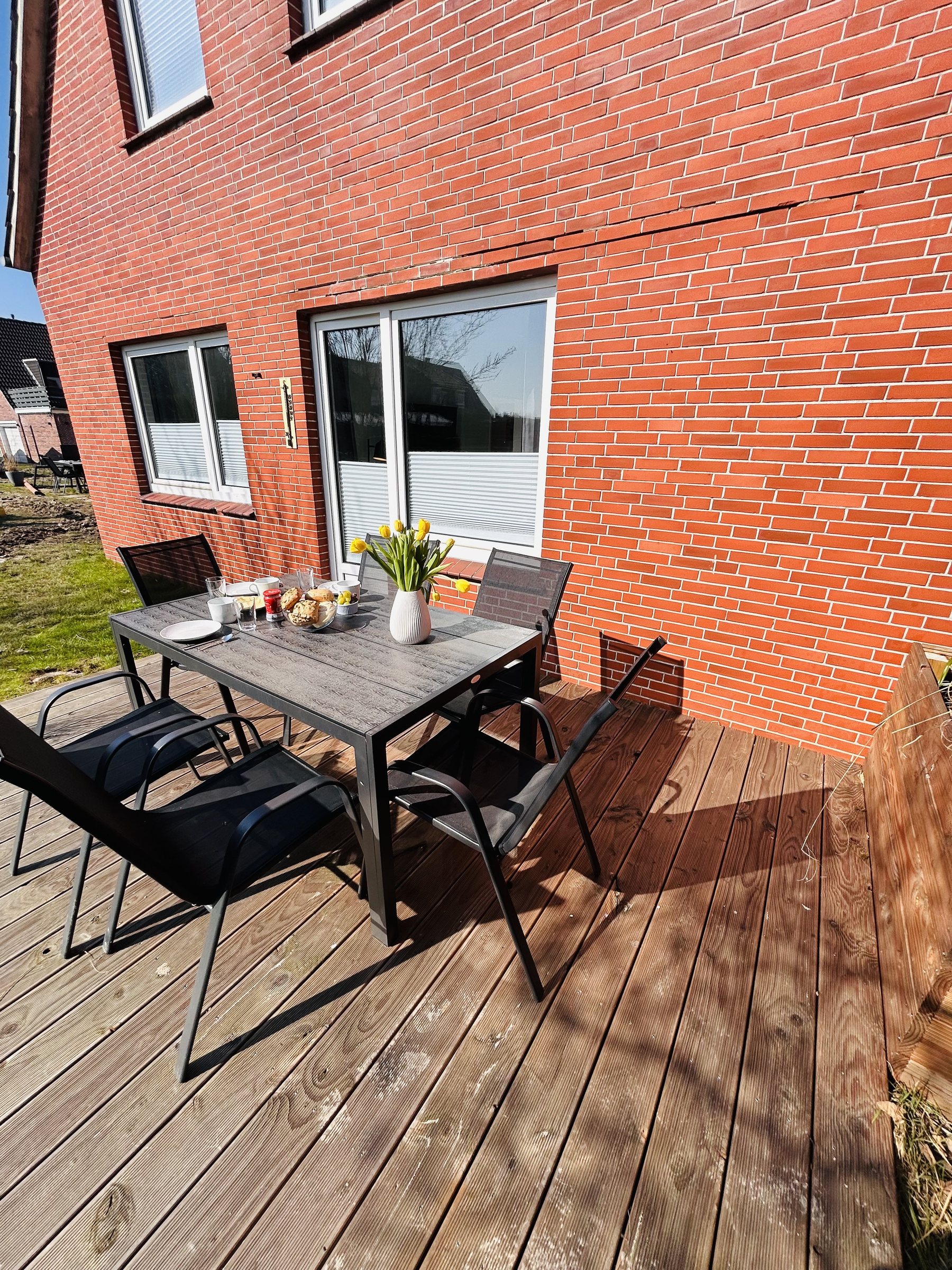 Eigene Terrasse mit Gartenzugang