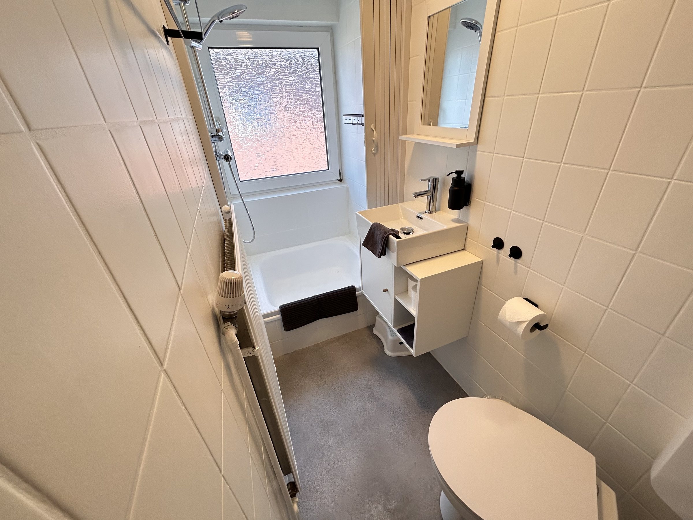 Heller Badbereich mit Dusche