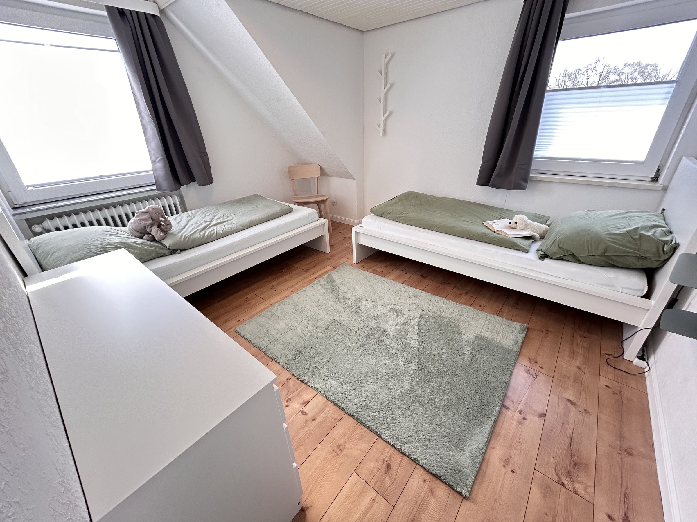 Schlafzimmer mit zwei Einzelbetten