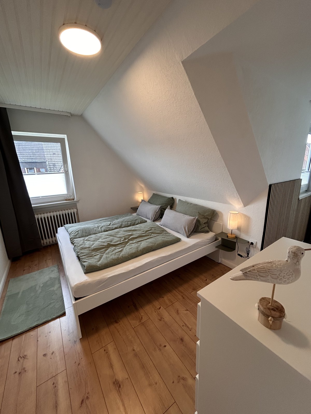 Schlafzimmer mit 180 Zentimeter breitem Doppelbett und Smart-TV