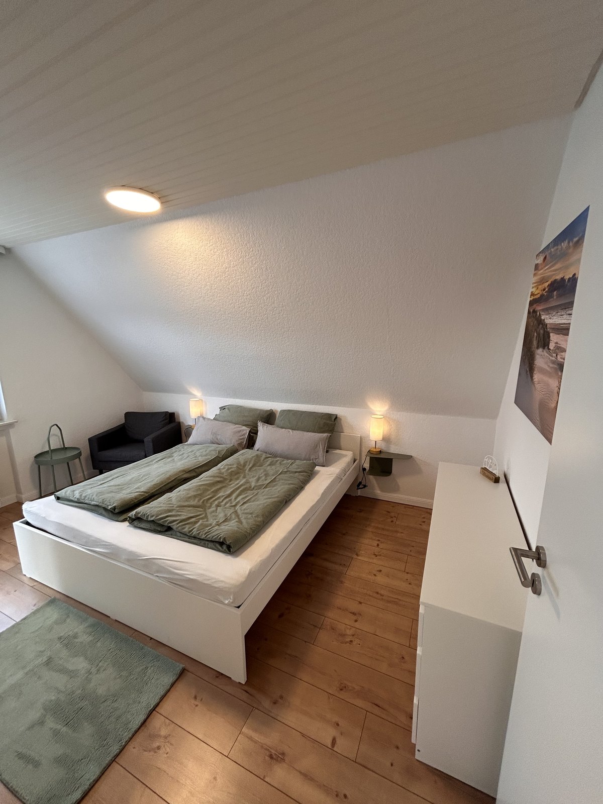 Zweites Schlafzimmer mit Doppelbett und Smart-TV