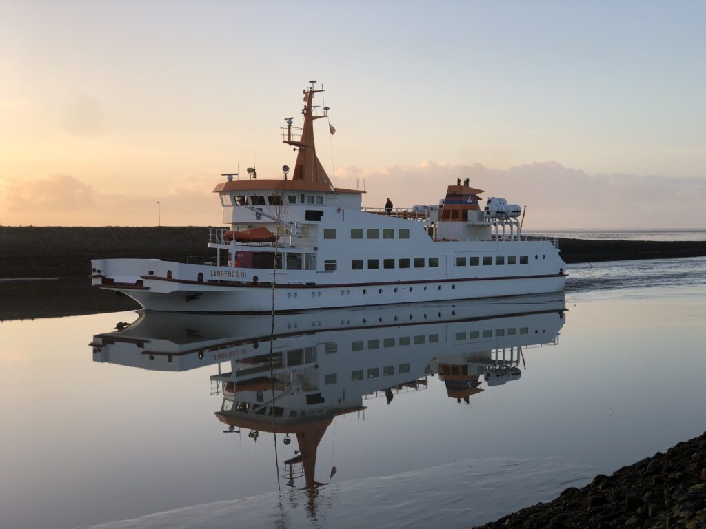 Fähre Langeoog III am Abend im Hafen von Bensersiel
