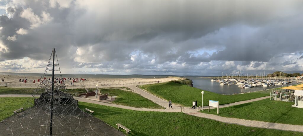 Panorama über Strand und Hafen in Bensersiel
