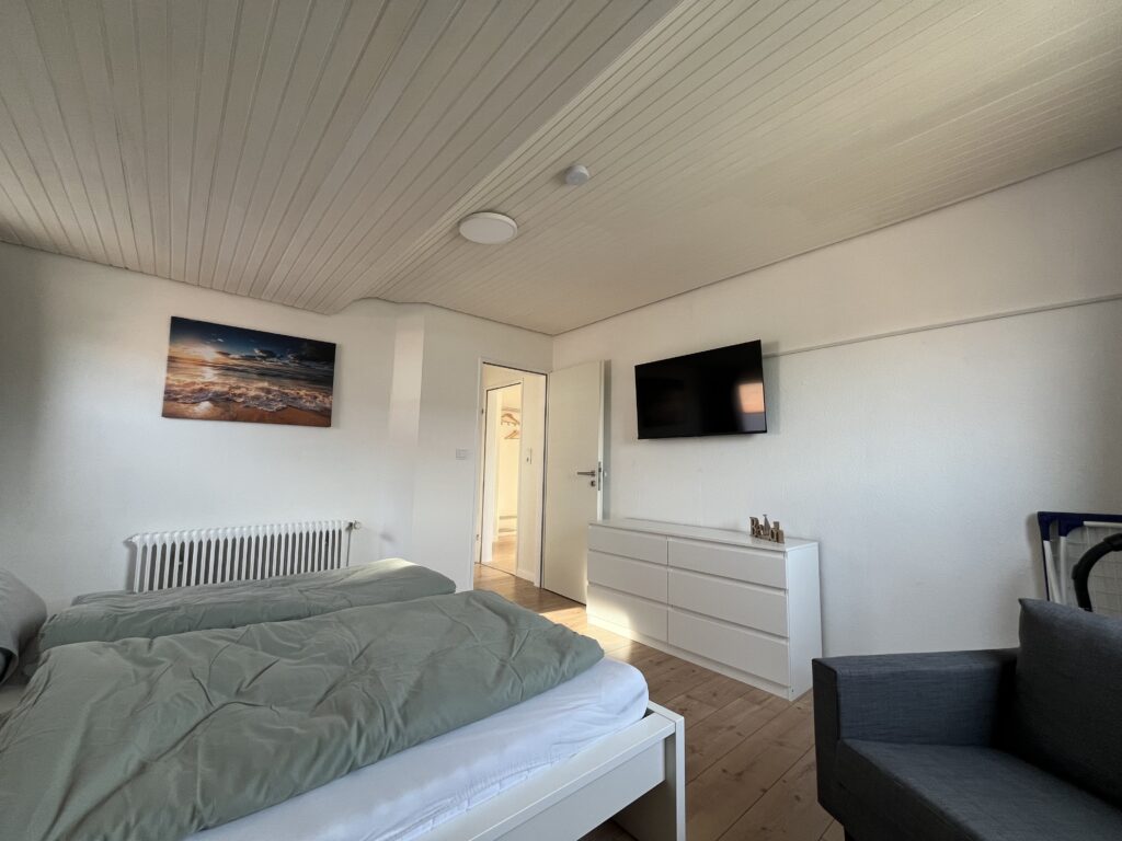 Schlafzimmer in Ferienwohnung 2 in Bensersiel – ideal für Familienurlaub an der Nordsee